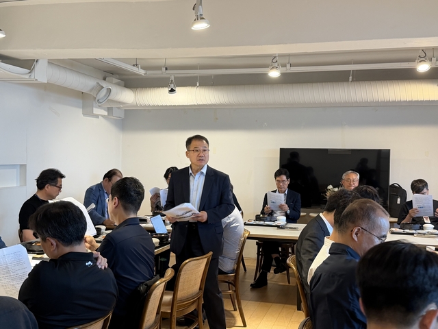 육군사관학교(육사) 총동창회(회장 박판준)가 16일 서울 용산 삼각지 한 식당에서 정부의 사관학교 통합 및 육사 지방이전 관련 기자간담회를 갖고 있다. 육사 총동창회 제공