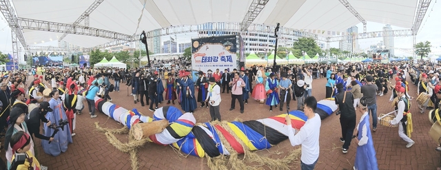 지난해 6월 태화강체육공원에서 열린 마두희축제에서 큰줄다리기 놀이가 펼쳐지고 있다. 울산 중구청 제공