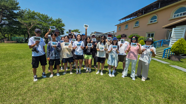 지난 12~13일 전북 남원에서 열린 ‘자전거 인플루언서 초청 남원 농촌관광 팸투어’에 참가한 자전거 동호회 운영진과 인플루언서들이 기념촬영을 하고 있다. 남원시농촌종합지원센터 제공