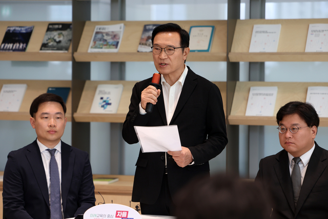 임태희(가운데) 경기도교육감이 16일 도교육청 기자실 앞에서 기자회견을 하고 있다. 경기도교육청 제공
