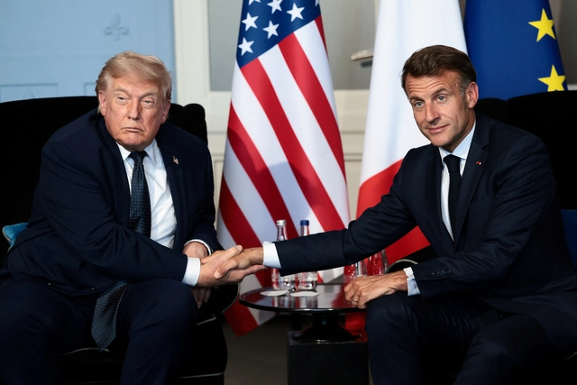 G7 정상회의에서 양자 회담하는 도널드 트럼프 미국 대통령과  에마뉘엘 마크롱 프랑스 대통령. 연합뉴스