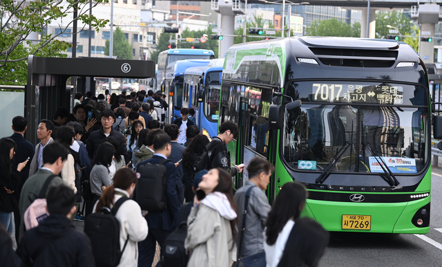 “이젠 서울버스도 70세 이상 노인 공짜인가요?”