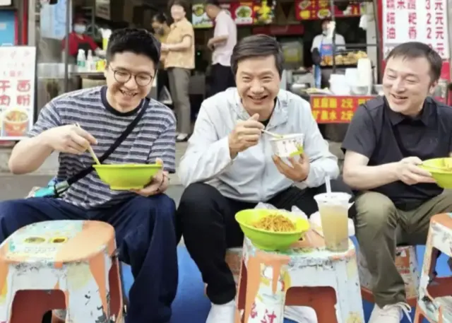 우한 문화관광국은 레이쥔이 길거리 음식을 먹는 사진을 공개했다. 우한 문화관광국