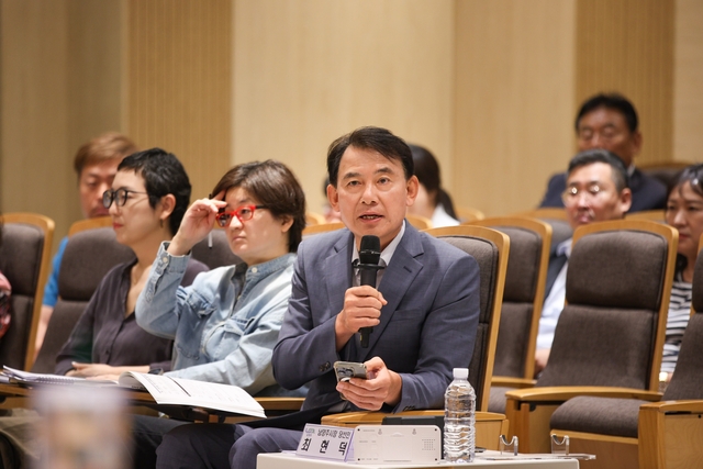 최현덕 남양주시장 당선인이 지난 15일 열린 인수위 첫 업무보고회에서 투명한 행정 공개와 과감한 혁신을 당부하고 있다. 남양주시장 인수위 제공