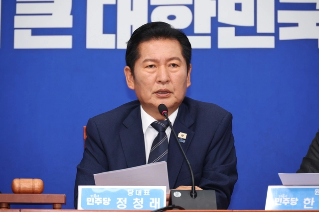 정청래 더불어민주당 대표가 15일 여의도 국회에서 열린 최고위원회의에서 발언하고 있다. 뉴시스