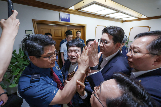 국민의힘 의원들이 16일 서울 종로구 서울경찰청에서 6·3 지방선거 ‘투표용지 부족 사태’ 항의 시위 관련 발언에 대해 사과를 요구하며 박정보 서울경찰청장과 면담을 요구하던 중 항의하고 있다. 뉴시스