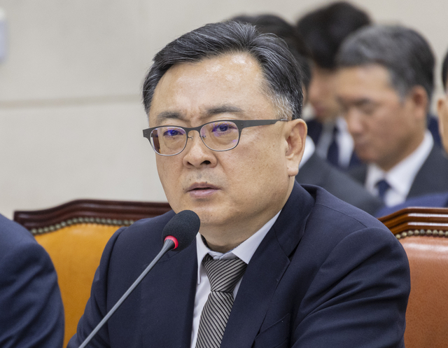 김성보 서울시 행정2부시장이 지난달 26일 국회에서 행정안전위원회 전체 회의에 출석해 GTX 철근누락과 관련한 질의에 답하고 있다. 연합뉴스