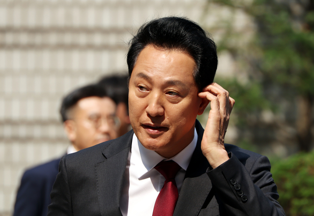 오세훈 서울시장이 지난 10일 오전 서울 서초구 서울중앙지방법원에서 열린 ‘명태균 여론조사 의혹’ 사건 1심 속행 공판에 출석한 모습. 박윤슬 기자