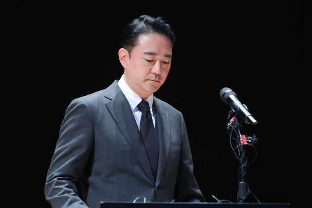 홍정도 중앙홀딩스 부회장이 지난 15일 서울 마포구 중앙일보빌딩에서 중앙그룹 계열사 기업회생절차 신청 관련 기자회견을 연 뒤 단상으로 향하고 있다. 뉴시스