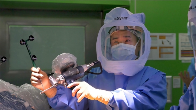 김중일 한림대학교강남성심병원 정형외과 교수가 무릎 로봇인공관절수술을 집도하는 모습. 한림대 의료원 제공