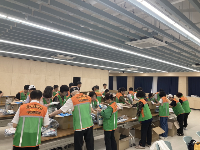 폭염예방키트를 제작 중인 자율방재단원들. 서울 중구청 제공