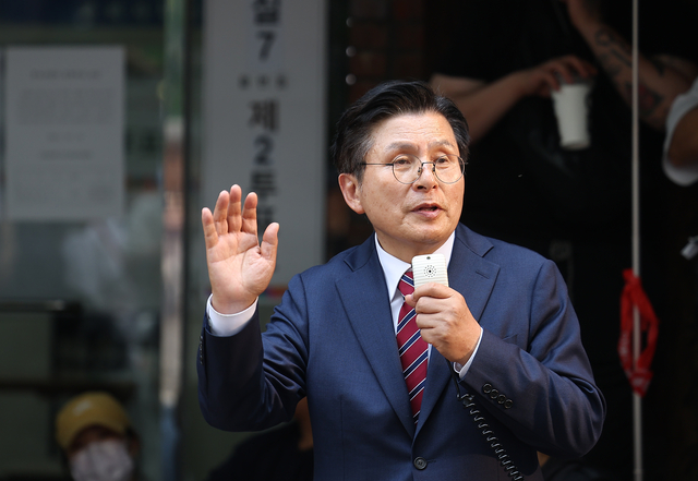 황교안 자유와혁신 대표가 4일 9회 전국동시지방선거 및 국회의원 재·보궐선거 투표용지 부족으로 투표 시간이 오후 10시까지 연장됐던 서울 송파구 잠실7동 제2투표소 앞에서 발언하고 있다. 연합뉴스