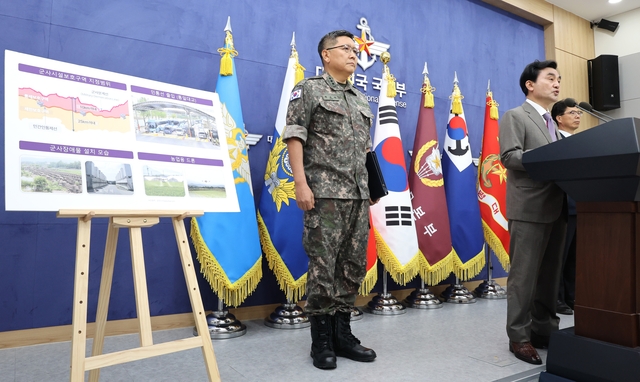 안규백 국방부 장관이 17일 오전 서울 용산 국방부 브리핑룸에서 군사시설 규제개선 정책을 발표하고 있다. 왼쪽은 민간인통제선 북상으로 통제보호구역·제한보호구역 등 군사시설보호구역 해제·완화 지역 도표. 연합뉴스
