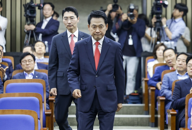 장동혁 국민의힘 대표가 17일 서울 여의도 국회에서 열린 의원총회에 참석하고 있다. 뉴시스