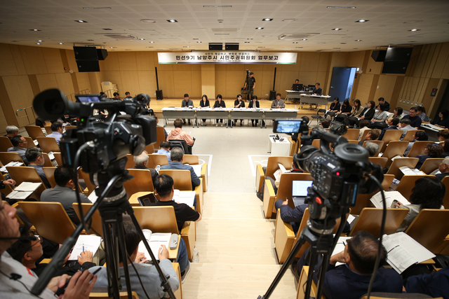 지난 16일 남양주시 시민주권위원회 시정 업무보고 현장이 유튜브로 생중계되고 있다. 남양주시장인수위 제공