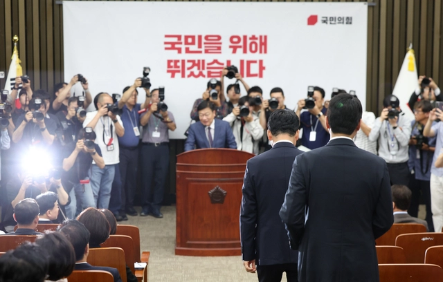 장동혁 국민의힘 대표가 17일 오후 서울 여의도 국회에서 열린 의원총회에 참석하고 있다. 뉴시스