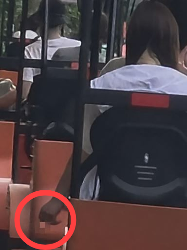 춘천 관광 명소 김유정 레일바이크에서 중국인 여성이 담배를 피우는 모습이 담긴 사진이 SNS에서 확산하면서 비판 여론이 커지고 있다. 뉴시스