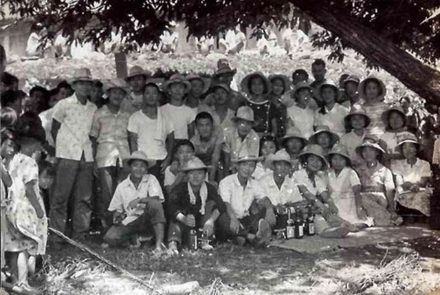 1960년대에 석청회 회원들이 충남 공주에서 농촌봉사 활동을 한 후 기념 촬영한 사진. 현지 어린이들이 이를 지켜보고 있다.  석청회 제공