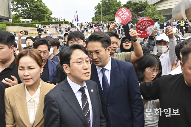 개표소 앞 참정권 시위가 계속된 17일 오전 서울 송파구 올림픽공원 핸드볼경기장을 찾은 천준호, 민용기, 임오경 더불어민주당 의원들이 시위대에 막혀 발길을 돌리고 있다. 백동현 기자
