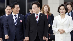 李대통령 귀국행사에 정청래·김민석 참석…靑 명단 사전 공개, 당청 불화설 차단?