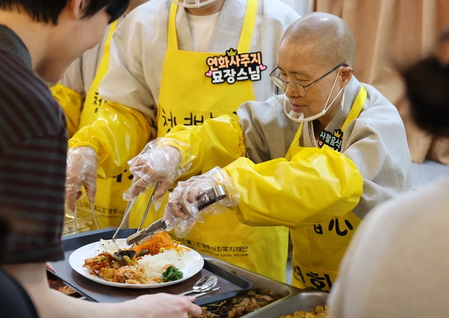 지난 16일 서울 연화사의 ‘청년밥심’에서 학생들에게 직접 배식하는 선재스님. 연합뉴스