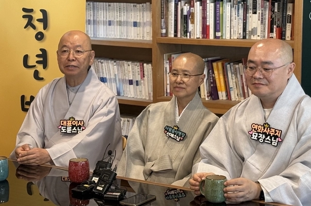 16일 서울 동대문구 연화사 ‘청년밥심’ 행사에서 기자들과 만나 차담을 나눈 도륜스님(왼쪽부터), 선재스님, 묘장스님.  박동미 기자