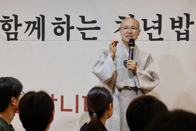 지난 16일 서울 동대문구 연화사에서 열린 대학생 점심 제공 행사 ‘청년밥심’에서 선재스님이 사찰음식에 대해 강의를 하고 있다. 연합뉴스