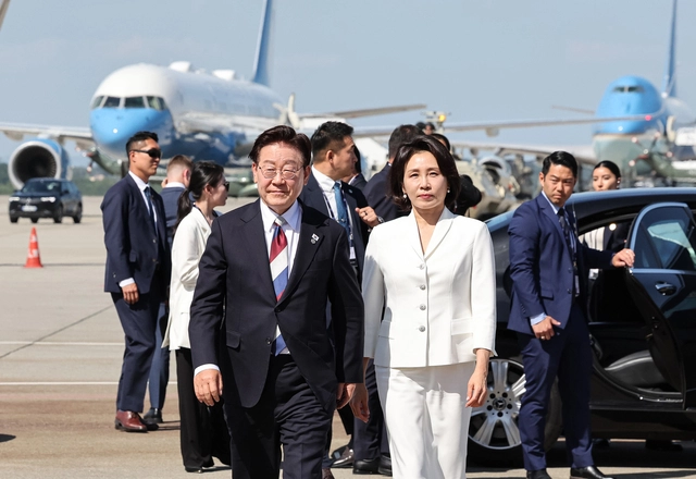 G7 정상회의 일정을 마친 이재명 대통령과 김혜경 여사가 17일(현지 시간) 스위스 제네바 공항에서 공군 1호기로 향하고 있다. 뉴시스