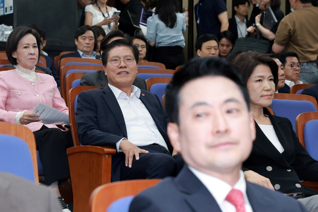 국민의힘 장동혁 대표와 송석준 의원이 17일 국회에서 열린 의원총회에 참석해 있다. 송 의원은 의원총회가 비공개로 전환되기 직전 공개 발언을 요청했으나 받아들여지지 않았다. 연합뉴스