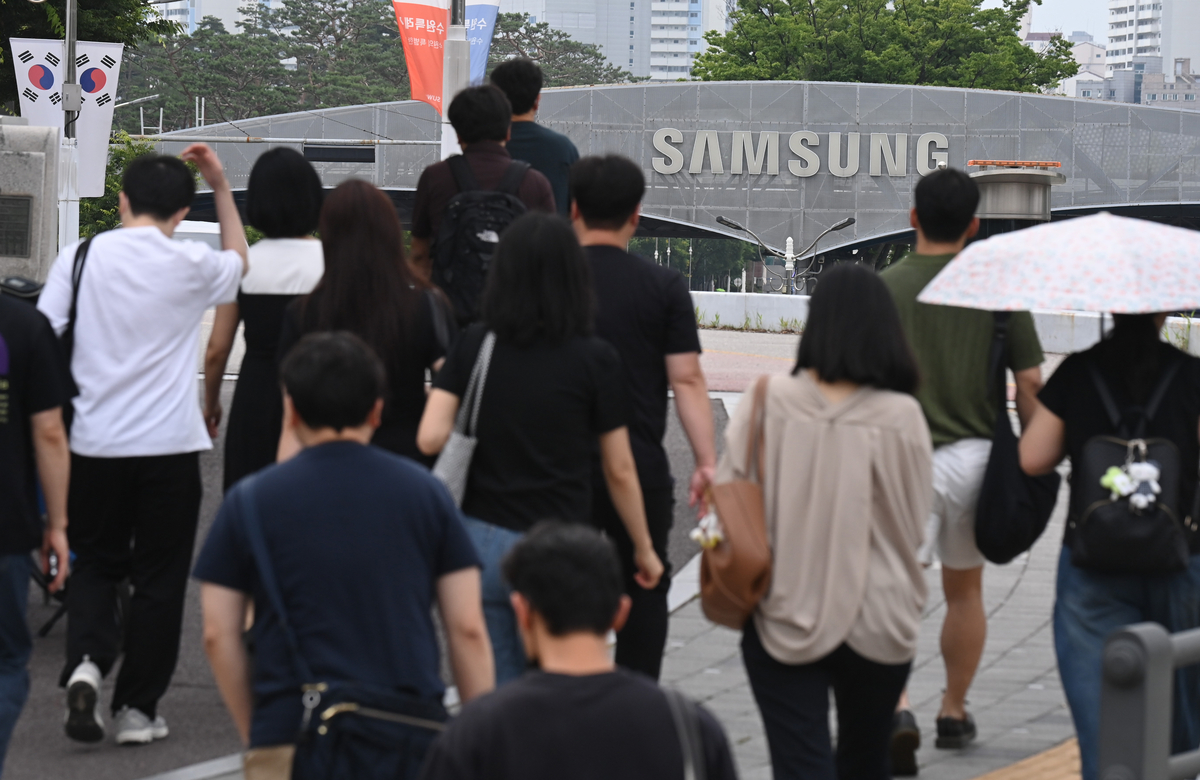 ‘성과급 불만’ 삼전 DX 직원들 ‘검은옷 출근’
