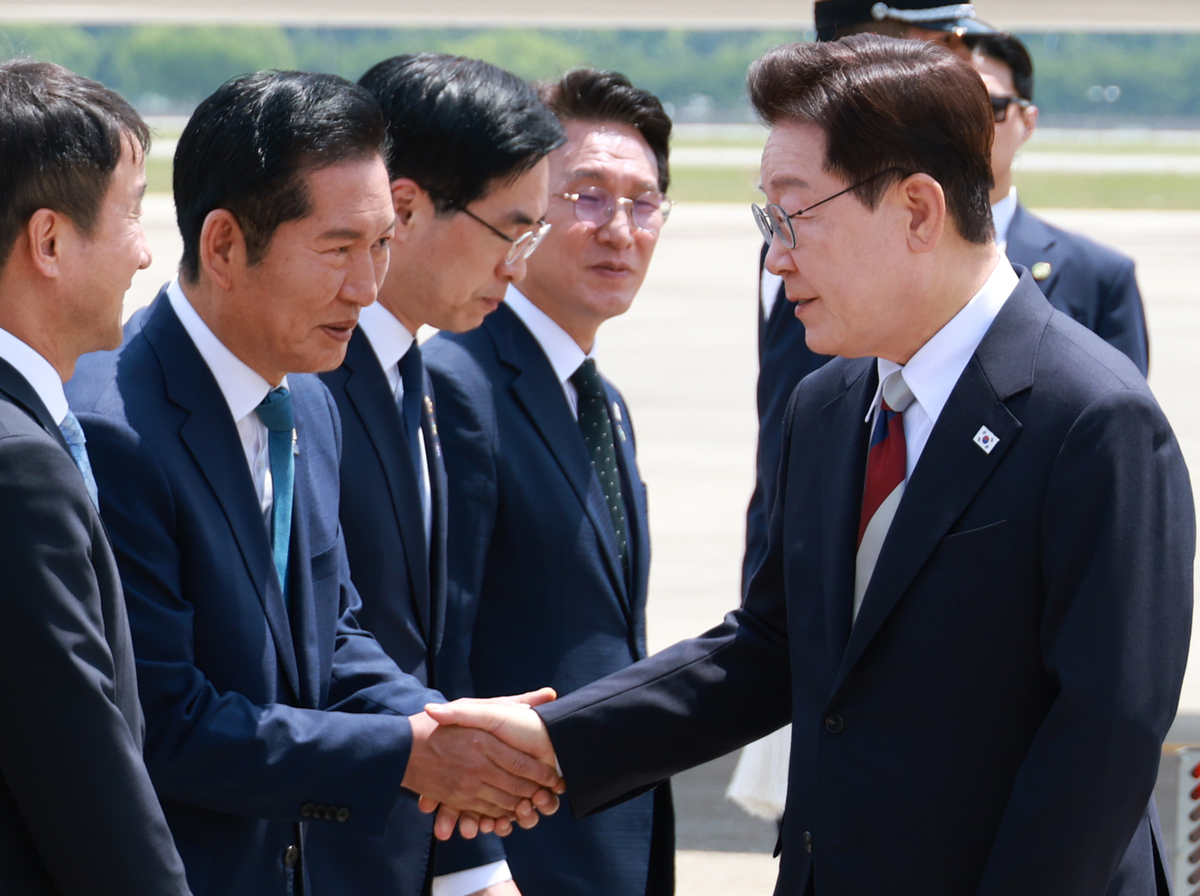 李 ‘월드 클래스’라던 정청래, 의원총회서 “흔들리며 사는 게 인생”
