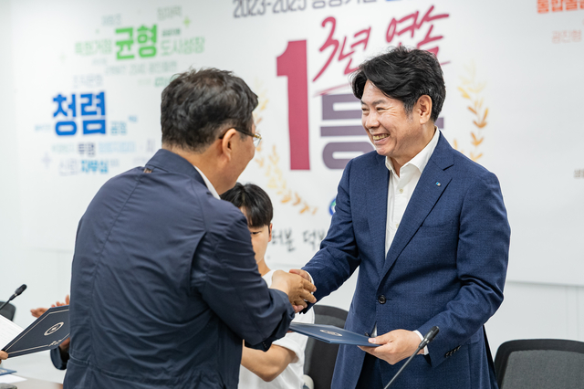 김경호(왼쪽) 광진구청장이 16일 미래비전 추진위원회 위원 위촉식에서 위촉장을 수여하고 있다. 광진구청 제공