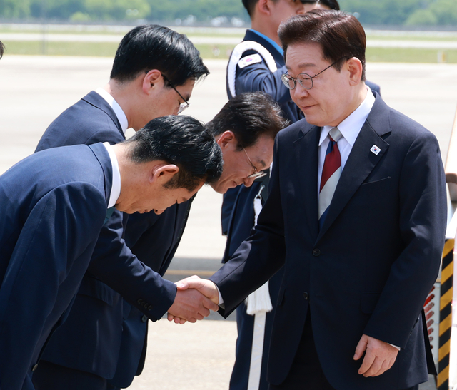G7 정상회의와 유럽 순방을 마치고 귀국한 이재명 대통령이 18일 성남 서울공항에서 환영나온 정청래 더불어민주당 대표와 인사하고 있다. 연합뉴스