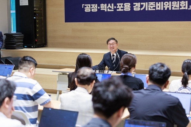 추미애 경기지사 당선인의 인수위원회인 ‘공정·혁신·포용 경기준비위원회’ 위원장을 맡고 있는 김태년 더불어민주당 의원이 18일 경기신용보증재단에서 준비위 운영에 관한 기자의 질문에 답변하고 있다. 공정혁신포용경기준비위원회 제공