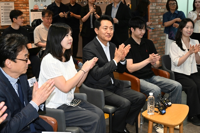 오세훈(가운데) 서울시장이 18일 성동구 링키지랩에서 열린 ‘서울영커리언스 인턴십 현장소통 간담회’에서 인턴활동 스케치 영상 시청 후 박수를 치고 있다. 서울시청 제공