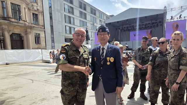 신상태(왼쪽 두번째) 대한민국재향군인회장이 지난 21일(현지시간) 독일 베를린 연방의사당 앞에서 열린 독일연방군 재향군인의 날 기념식에서 독일연방군 총감 카르스텐 브로이어 대장과 악수하고 있다.