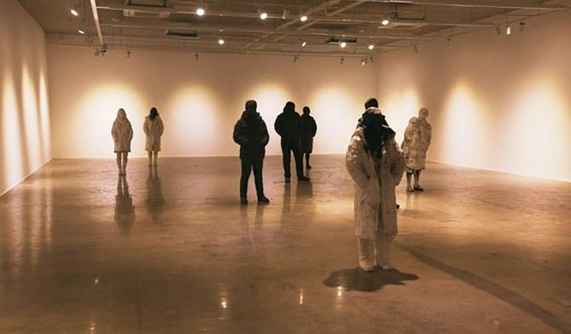 키가 다른 인물들이 섞여 있는 ‘기다리는 사람들 I’(2018). 타인과 나는 서로 묻히고 또 떨어져 나가면서도 꼿꼿이 존재한다. 작가는 그 진실을 조각으로 일깨운다.