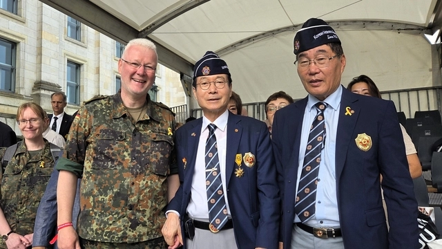 신상태(가운데) 대한민국재향군인회장이 지난 21일(현지시간) 독일 베를린 연방의사당 앞에서 열린 독일연방군 재향군인의 날 기념식에서 독일 국방부 요르크 아렌스 국장(보훈 담당)과 만나 기념 촬영하고 있다. 향군 제공