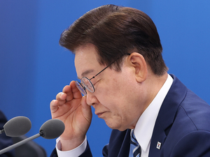 李지지 한달새 12.1%p하락…부정48.2%긍정47.7%-KSOI