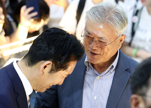유시민·탁현민 ‘문재인 사단’ 서울국제도서전 총출동…청바지 입고 시민과 접점 늘려