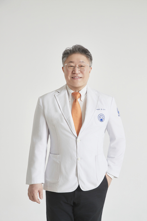 <전문가칼럼>K팝 넘어 ‘K놀이’까지…외국인 사로잡은 PC방, 목 건강은 괜찮을까?…윤문식 수원자생한방병원 원장