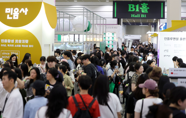 2026 서울국제도서전 마지막 날인 28일 서울 강남구 코엑스에서 관람객들이 부스를 둘러보고 있다. 뉴시스