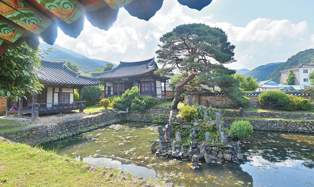 이런 종류의 별서 정원 중에서 ‘으뜸’이라고 할 수 있을 정도로 근사한 무기연당. 연못가의 늙은 소나무와 향나무에서 어우러진 정자와 누각에 스며든 시간이 보인다.