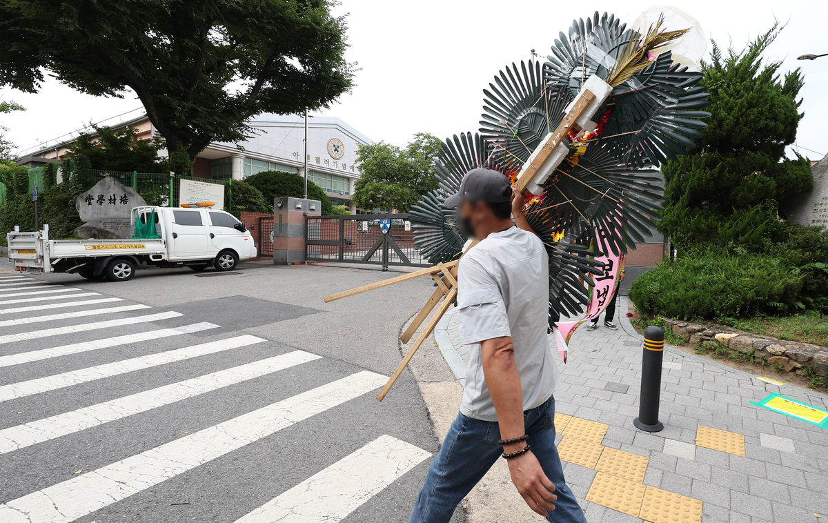 “스벅 가야지, 탱크데이”… 철없는 실수인가 엄벌할 혐오인가[어떻게 생각하십니까]