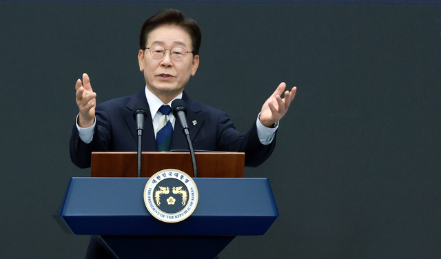 이재명 대통령이 지난달 30일 광주 김대중 컨벤션센터에서 열린 서남권 첨단산업 발전비전 국민보고회에서 축사를 하고 있다. 뉴시스
