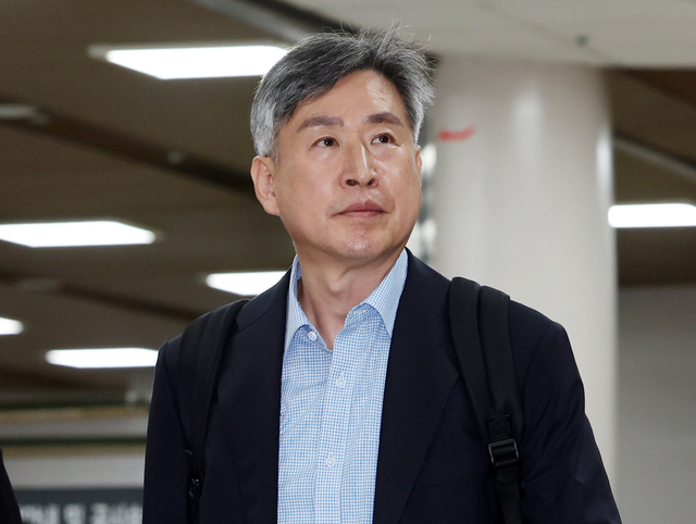 김종욱 전 해양경찰청장이 3일 서울 서초구 서울중앙지방법원에서 열린 구속 전 피의자 심문(영장실질심사)에 출석하고 있다. 뉴시스