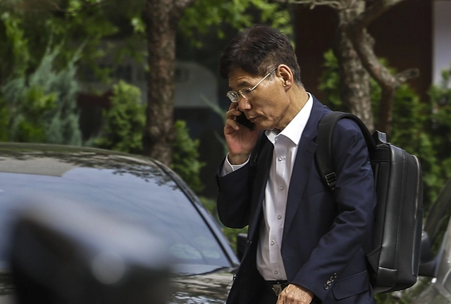 내란부화수행 혐의를 받는 안성식 전 해양경찰청 기획조정관이 지난 1일 경기 과천시 2차 종합특검 사무실로 조사를 받기 위해 출석해 대기하고 있다. 뉴시스