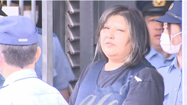 일본 이바라키현에서 룸메이트의 입을 꿰맨 혐의로 체포된 용의자 사쿠라이 마사에가 연행되는 모습. FNN 캡쳐