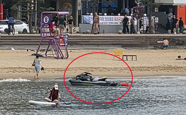 수상레저활동 금지구역인 부산 수영구 광안리해수욕장에 진입한 수상오토바이. 뉴시스