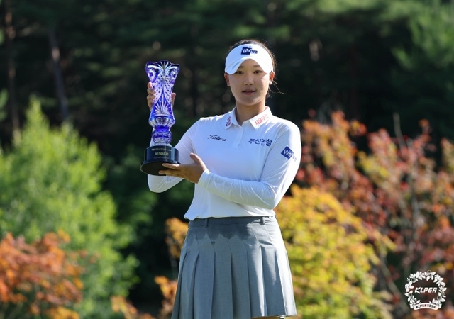 김민솔이 지난달 28일 강원 평창의 버치힐 컨트리클럽에서 막 내린 KLPGA투어 맥콜·모나 용평오픈에서 우승한 뒤 트로피를 들고 기념 사진을 찍고 있다. KLPGA 제공